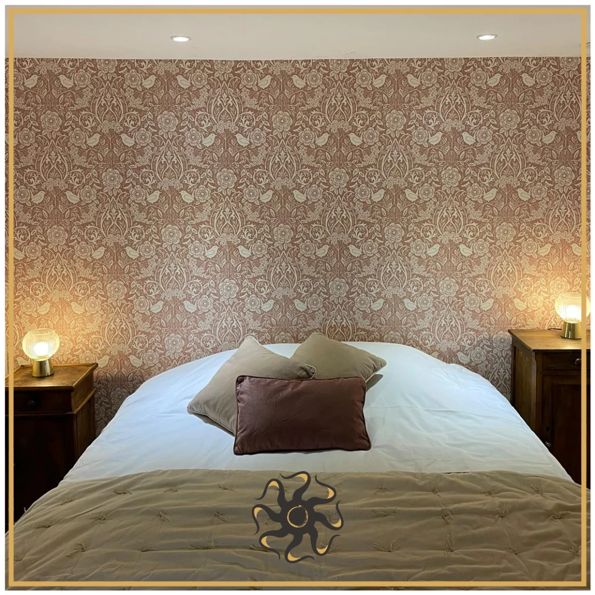 Retraite romantique dans notre Chambre Romance Provençale. Une ambiance feutrée, des touches de rouge passion, et des moments intimes au cœur du Domaine des Blaques.