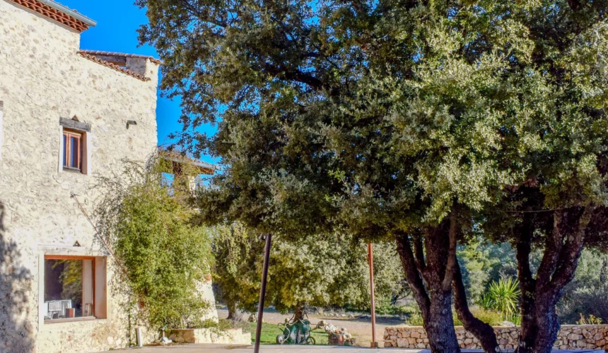 le_domaine_des_blaques_terrasse_vacances_familiale Les 7 raisons de choisir le Domaine des Blaques pour vos séminaires